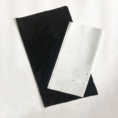 Plântula plástica que planta sacos com os instrumentos das clínicas da emergência dos furos